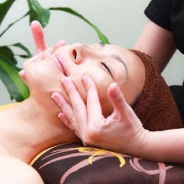 【梅田】≪ノルマや勧誘などは一切なし≫≪社会保険完備≫≪月8日休み≫≪産休・育休制度≫ありと福利厚生が整っているからスタッフの定着率◎他では身に付けられない技術が学べる“WAYANSARA梅田店（ワヤンサラウメダテン）”からエステティシャンの求人☆☆