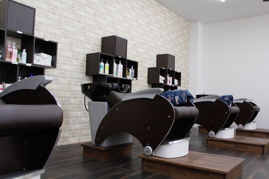 【志免】≪営業時間18時まで・社会保険完備・月休8日・高月給スタート≫営業中のレッスンもOKなので時間を有効活用できます！早期スタイリストデビューを目指して頑張る仲間を大募集！福利厚生も充実している「tete 志免店（テテシメテン）」からアシスタント（美容師）の求人☆★