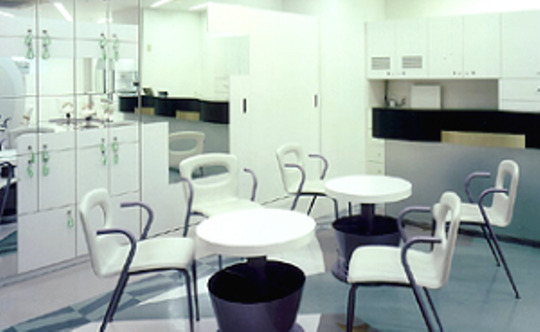 【芦屋】≪月給17～19万円≫≪社会保険完備≫≪月8日休み≫≪有給休暇あり≫各ポジション・各エリアのスタッフからしっかりレッスンも見てもらえるので、確実にキャリアアップ出来る環境のサロン「WHITEHOUSE芦屋店（ホワイトハウスアシヤテン）」からアシスタント（美容師）の求人★☆