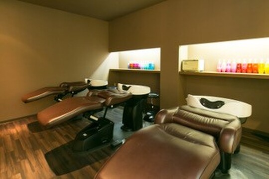 【越前開発】≪社会保険完備≫≪完全週休2日制≫≪営業時間内レッスンOK≫≪着付けやメイクも学べる≫チームワークを大切に、アシスタントさんでもお客様を担当するというやりがいを持って働けるサロンです！20代のお客様をメインに愛される「Lx（ルクス）」からアシスタント（美容師）の求人☆★