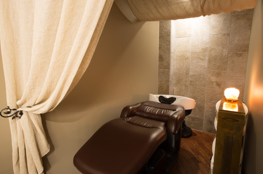 【烏丸】◆社会保険完備◆カット入客チャンスが多い◆スタッフ同士やオーナーさんとの距離が近い！予約が空いていれば早上がりなど、フレキシブルに働いていけるembellie（アンベリー）からスタイリスト・Jr.スタイリスト（美容師）の求人☆★☆