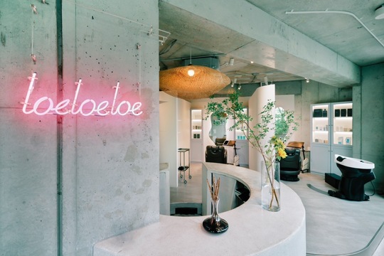 【薬院駅】月給19万円・社会保険完備・完全週休2日制！！ひとりひとりのお客様を大切してたくさんの笑顔を創ります。早回しでなくお客様満足度が高いオシャレヘアサロン「脱白髪染めハイライト専門店 loe 薬院本店（ダツシラガゾメハイライトセンモンテンロエヤクインホンテン）」からアシスタント（美容師）の求人☆★