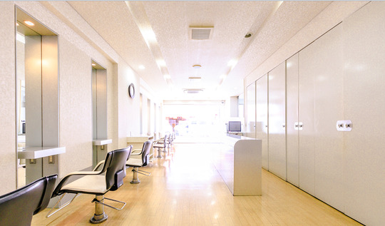 【ぶらくり丁】≪月給17.5万円スタート!!≫美容学校で講師も務めるオーナーさん曰く、「お客様に喜んで頂くためには、まずスタッフが幸せじゃないと。」美容師になって良かった！と思えるサロン「ZOE 本町店」からアシスタント（美容師）の求人☆★