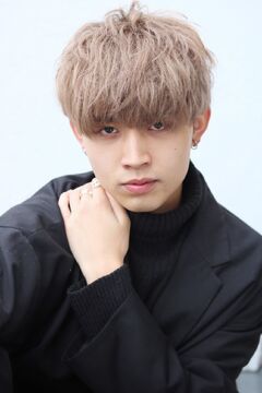 【四ツ橋】≪メンズサロン≫≪フリー40％還元／指名50％還元≫≪最低保証給あり≫≪アイリスト兼任もOK≫≪完全自由出勤≫≪独立支援制度あり≫≪業務委託＆正社員の募集≫入社して数ヶ月で役職がつくこともあり！平均月収40万円以上の高収入が可能！アシスタントも自由に使える◎日本一仲間を応援プロ「Men's salon Eir 心斎橋（メンズサロンエイルシンサイバシ）」からスタイリスト（美容師）の求人★☆