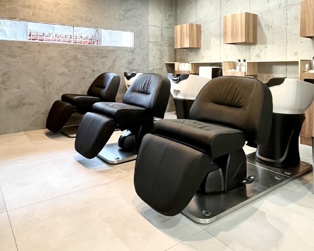 【布施】あなたの夢を応援します！営業中レッスンにより早期デビューが可能！レッスンルーム有り！≪社会保険完備≫≪月8日休み&有給休暇≫多数の薬剤と髪質改善を含めた豊富なメニューで様々な技術をしっかり学べる！スキルアップしたい方は是非！「SHOWER（シャワー）」からアシスタント（美容師）の求人☆★