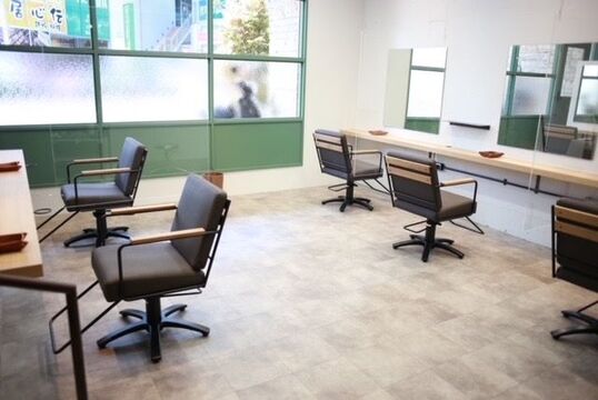 【茨木市駅】≪業界トップクラスの年間休日110日＋有給10日≫≪姉妹店のToy（s）Factoryでも同時募集≫≪完全週休2日制≫≪社会保険完備≫≪カット入客チャンスあり≫平均退社時間19時半！離職率7%未満！！ルベルの認定講師在籍サロン！「Roly Poly Clown（ローリーポーリークラウン）」からスタイリスト（美容師）の求人☆★☆