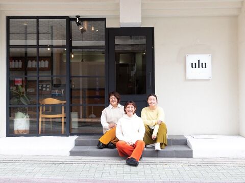 【茨木市駅】≪社会保険完備≫≪地域密着型≫≪アットホームサロン≫≪女性が働きやすい環境≫≪2年でデビュー可能≫丁寧にカウンセリングを行い、お客様の希望に合わせて施術していきます！ママさん美容師でも働きやすいサロンです！しっかりと技術を学べますよ「ulu（ウル）」からアシスタント（美容師）の求人☆★☆