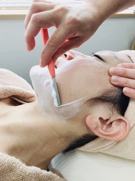 【青山】≪完全週休2日制≫≪独立サポートあり≫≪委託の方も加入できる従業員医療保険あり≫≪夏季休暇あり≫≪年末年始休暇あり≫女性専門シェービング＆ショートカット特化型サロン！髪質改善などにもこだわっており、地域の方に愛されるおしゃれなサロンです。「and H（アンドエイチ）」からスタイリスト（美容師）の求人☆☆