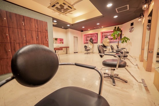 【武庫之荘】正社員、業務委託からライフスタイルに合わせた勤務が選択可能！≪社会保険加入OK≫≪指名／フリーともに50％の高還元＋指名料100％バックで保証給もあり≫カウンセリング重視のマンツーマンスタイルを基本に、お客様ともしっかり関われる環境です！新規、フリー毎月100名以上で入客チャンス大！アイラッシュの技術も学べます「calidad（カリダ）」からスタイリスト（美容師）の求人☆☆