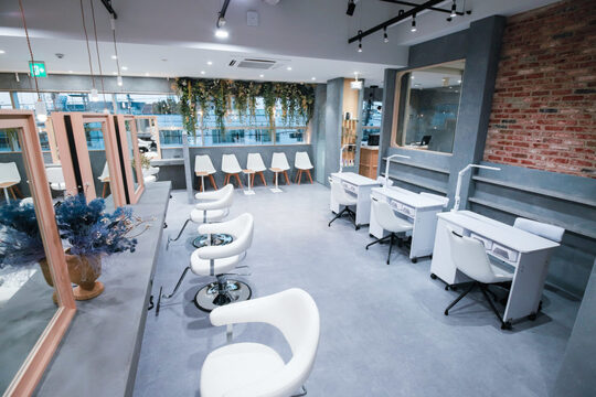 【金剛】≪完全週休2日制≫≪社会保険完備≫≪住宅手当あり≫地域最大級の人気ヘアサロン！充実の教育体制が整い、美容師として長く活躍出来る環境です！スタッフを大切にし、将来を一緒に考えてくれる会社！「La Belleme by AK（ラベルムバイエーケー）」からアシスタント（美容師）の求人☆★