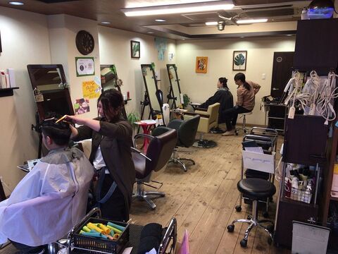 【日明病院前】★社会保険完備★月給21万円★営業中のレッスンOKなので効率良く技術を学びスタイリストデビューを目指しましょう♪美髪を作るアットホームなヘアサロン「美容室 賀流（ビヨウシツガリュウ）」からアシスタント（美容師）の求人★☆★