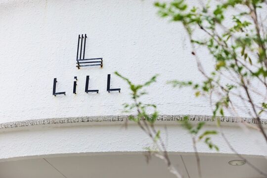 【西飾磨】≪社会保険完備≫≪完全週休2日制≫≪営業中のレッスンOK≫働きやすさ抜群のアットホームサロン！売れるスタイリストになるためにしっかりとカリキュラムがあるので安心して学んでいけます！スパニストも大歓迎「LiLL by glad（リルバイグラッド）」アシスタント・スパニスト（美容師）の求人☆★☆