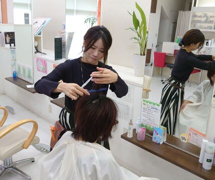 【高田市駅】≪月7,8日休み≫≪平均退社時間19時≫≪夏季冬季休暇あり≫スタッフの仲が良くチームワーク抜群！働きやすい環境が整っています！faire（フェール）からアシスタント（美容師）の求人☆★☆