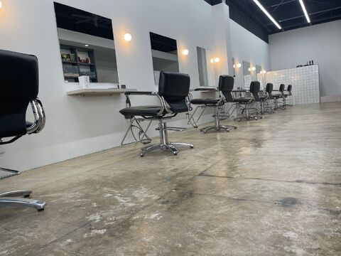 【烏丸】≪月8日休み≫デザインカラーが得意！扱うトリートメントも充実しているので、カラーとケアで単価アップもしっかり狙えます！「Navy（ネイビー）」からスタイリスト（美容師）の求人☆★