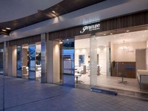 【京橋】≪実働8時間≫≪月8日休み≫≪社会保険完備≫≪営業中レッスン&早期デビュー可能≫デザインカラーも髪質改善も大人気のヘアサロン！スタイリストになれば業務委託で勤務可能！「granze 京橋店（グランジュキョウバシテン）」からアシスタント（美容師）の求人☆★