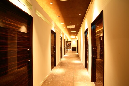 【なんば】≪エステ経験者の募集≫≪実働8時間≫≪社会保険完備≫≪有給休暇あり&土日休みOK≫完全個室のエステ＆アイラッシュサロン！アイリスト兼任のトータルビューティーサロン！「SHARM PLUS 難波高島屋（シェルムプリュスナンバタカシマヤ）」からエステティシャンの求人☆☆