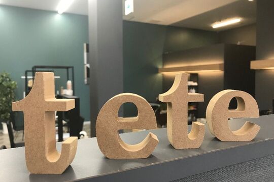 【星見ヶ丘】≪高月給スタート・社会保険完備・月休8日・リフレッシュ休暇あり≫美容師を長く続けるには情熱と環境！しっかりと学べる環境はもちろん、福利厚生も充実している「tete 春日店（テテカスガテン）」からスタイリスト（美容師）の求人☆★