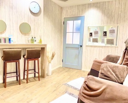 【新宿】≪パリジェンヌ公式認定サロン≫≪未経験OK≫≪完全週休2日制≫≪社会保険完備≫≪土日休み月2回までOK≫≪髪色自由・ネイルOK≫≪客層20代メイン≫インフルエンサーも来店される人気サロン！「Lapis eyelash and nail 新宿店（ラピスアイラッシュアンドネイルシンジュクテン）」からアイリスト（まつげエクステ・まつげパーマ・アイブロウ）の求人☆☆