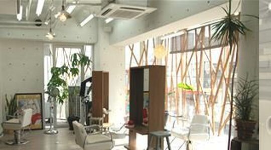 【福島】ナチュラル系OLさんのファン多数！可愛いスタイルづくりとパーマやトリートメントが人気です♪セット需要も多く、しっかり学んで提供もしていけますよ☆女性スタッフさんが多数活躍する“curve（カーブ）”からスタイリスト（美容師）の求人☆★☆