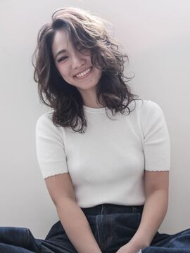 【京橋】≪日曜定休あり≫≪完全週休2日＆社保完備≫ 白髪ぼかし特化サロン！大人女性に支持される白髪ぼかしサロンで安心して働ける環境です！「STeLLa PRODUCED BY RUSSO（ステラプロデュースドバイルッソ）」からスタイリスト（美容師）の求人☆★☆