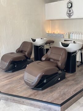 【姪浜】≪完全週休二日制・毎週2連休・社会保険完備≫カリキュラムを準備し一人前の美容師に育てます！！一人ひとりのお客様を大切にするヘアサロン「UNDER COVER（アンダーカバー）」からアシスタント（美容師）の求人★☆