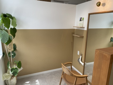 【同志社前】≪毎週日祝休み≫≪完全週休二日制≫≪社会保険完備≫お客様、スタッフ共に居心地の良い環境を作っております！女性でも長い目働けるヘアサロン「esbyrush（エスバイラッシュ）」からスタイリスト（美容師）の求人☆★☆