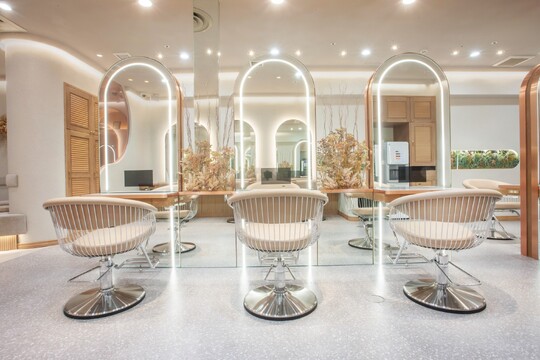 【東梅田】店長・幹部候補も募集中！≪正社員・業務委託選択OK≫≪入店3か月はフリー50％／指名60％還元≫≪GOLD Prize受賞サロン≫≪保障給あり&交通費あり≫≪単価7000円以上≫月収50万円以上が可能！エリア最大級の集客です！勤務時間や休みなど自分らしく働ける体制にしています！「Cloe umeda（クロエウメダ）」からスタイリスト（美容師）の求人☆★