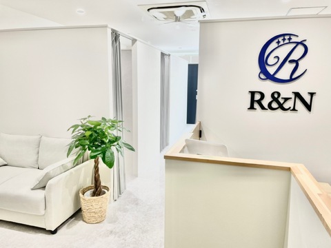 【伏見桃山】リピーターさんにも愛される脱毛併設のトータルビューティーサロン！≪社会保険完備≫≪実働8時間≫≪土日は19時退勤OK≫働きやすさ抜群！パリジェンヌ＆フラットラッシュが人気「Ladies salon R＆N（レディースサロンアールアンドエヌ）」からアイリスト（まつげエクステ・まつげパーマ・アイブロウ）の求人☆☆