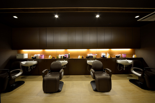 【男川】◆ベビーシッター費用補助あり・日曜定休・最大月12日休み・残業ほぼ無し・社会保険完備◆指名なし・予約なしでプライベートの予定も立てやすい！パートさんの急なお休みにも対応できる環境が人気！幅広い年齢層のスタッフさんが活躍中の「Ai-ney 美合店（アイニ ミアイテン）」からスタイリスト（美容師）の求人★☆