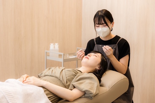 【紀伊駅】≪社会保険完備≫≪完全週休2日制≫≪土日休み月2回までOK≫≪髪色・ネイル自由≫≪ママさんの応募歓迎≫≪未経験OK≫仕事とプライベートを充実！充実した就業条件！「meQu eyelash salon（メクアイラッシュサロン）」からアイリスト（まつげエクステ・まつげパーマ・アイブロウ）の求人☆☆