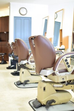 【松原】≪月9日休み&有給休暇あり≫≪実働8時間≫≪社会保険完備≫≪住宅手当あり≫地域郊外型の人気トータルビューティーサロン！アイラッシュやネイル、着付けなど幅広い技術を学ぶことが可能です！理容も併設！「FLAP COMPANY 松原店（フラップカンパニーマツバラテン）」からアシスタント（美容師・理容師）の求人☆★