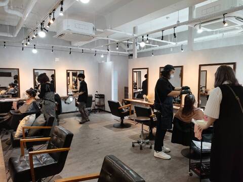 【通町筋駅】≪完全週休2日制・社会保険完備・有給休暇あり・選べる働き方≫充実の福利厚生！！自分のライフスタイルに合わせて長く活躍できる環境です！幅広い年代の女性をメインに大人気のヘアサロン「gift hair salon（ギフトヘアーサロン）」からアシスタント（美容師）の求人☆★