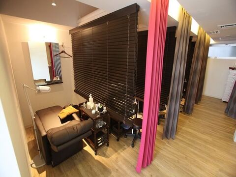 【三条】≪未経験OK≫≪休憩1時間あり≫≪社会保険完備≫≪実働8時間≫スクール併設！カウンセリング重視の高い技術を提供するサロン！「LeLuxe+ ANNEX店（リュクスプラスアネックステン）」からアイリスト（アイデザイナー・まつ毛エクステ）の求人★☆