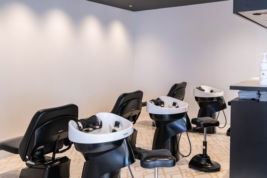 【武庫之荘】≪社会保険完備≫≪産休育休実績あり≫≪20時までに退勤可能≫≪週3日、1日5時間～OK≫幅広い年代から愛される地域密着型サロン！フラットな人間関係で働きやすい！「algernon（アルジャーノン）」からスタイリスト（美容師）の求人☆★