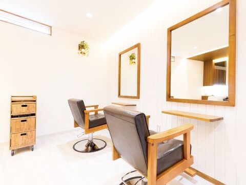 【水口】≪第3日曜休み≫≪月8,9日休み≫≪最短2年半でデビュー可能≫≪社会保険完備≫美容師の通信生も多数活躍中ですので美容師未経験者も大歓迎！営業時間内レッスンも出来る環境！ママさん美容師も歓迎！とにかくスタッフ同士が仲良し！美容にハマれるサロン！！「hair salon CHA-CHA（ヘアーサロンチャチャ）」からアシスタント（美容師）の求人☆★