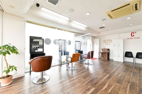 【越前開発】≪16時までの勤務OK≫≪日曜定休日≫≪残業なし≫≪ブランクある方でも大歓迎≫働くママさんが多く、産休・育休制度もあり働きやすい環境！自分に合った働き方が出来ます！急なお休みなどにも対応できるようにしてます！「COLOR PLUS 開発店（カラープラスカイハツテン）」からカラーリスト（美容師）の求人☆☆