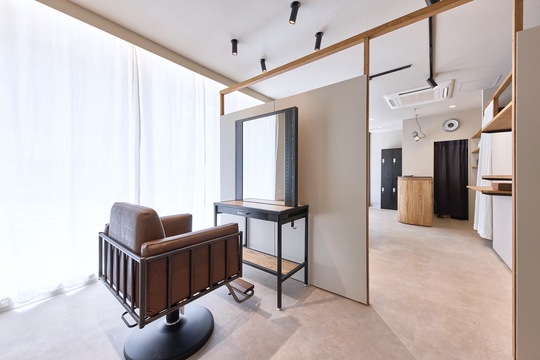 【太子橋今市】≪中途採用を積極的に行っています◎≫≪完全週休2日制≫≪平均客単価13000円≫≪有給休暇あり≫≪交通費支給あり≫大手で教育担当してたオーナーから再来率を増やせるノウハウが学べる！！客単価13000円と高単価なので数をこなさずとも売上立てられる！！「SUSOL（スソル）」からスタイリスト（美容室）の求人☆★