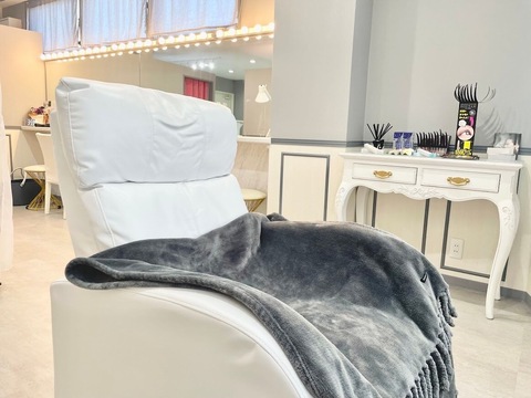 【石橋阪大前】≪年間休日110日≫≪土日祝休みの取得可能≫≪有給取得率100％≫≪離職率低≫正社員・パートから選べるので、家庭のあるママさんにもオススメ！離職率の低い人気トータルビューティーサロン「LUNA BLANC beauty salon（ルナブランビューティーサロン）」からアイリスト（まつげエクステ・まつげパーマ・アイブロウ）の求人☆☆