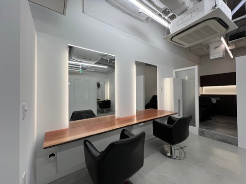 【表参道】≪社会保険完備≫≪高単価サロン≫≪店販賞与あり≫小顔に見せる似合わせカットやこだわりのトリートメントを使用した髪質改善が人気のサロン！スキルアップを目指している方にはピッタリ！「FEAT.（フィート）」からスタイリスト（美容師）の求人☆★