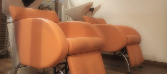 【堺東】≪未経験・通信生・新卒生OK≫≪2年半デビュー≫少人数制なのでオーナーさんから直接指導してもらえます◇理容師免許でも応募OK♪男女問わず幅広い年齢層のお客様が通われるアットホームサロン「hal Hair Works（ハルヘアーワークス）」からアシスタント（美容師）の求人☆★