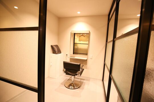 【四ツ橋線なんば駅】全席個室でスパとトリートメントに特化したヘアサロン！≪自由出勤OKの正社員サロン≫≪社会保険完備≫≪完全マンツーマン≫ライフスタイルに合わせた働き方を選べる体制です！「無垢〜muku〜（ムク）」からスタイリスト（美容師）の求人☆★