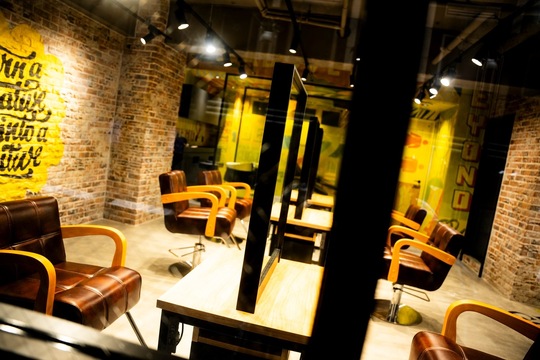 【新宿歌舞伎町】≪ヘアセットが学べる！≫≪社会保険完備≫≪有給休暇あり≫土日祝はゆっくり目のオープンで朝弱い方も安心！カジュアルヘアセットやパーティヘアセットの需要が多く、自分史上一番可愛いを提供するサロンの「FLOW（フロー）」からアシスタント（美容師）の求人★☆