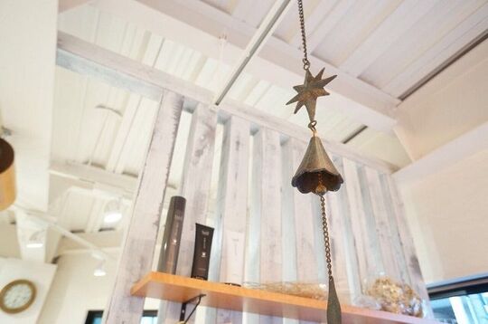 【甲南山手】≪完全歩合制≫≪保障給あり≫フリー40％／指名45〜50％還元★マンツーマンで施術が出来ますよ♪小規模のプライベートサロン“Atoms（アトムス）”からスタイリスト（美容師）の求人☆★