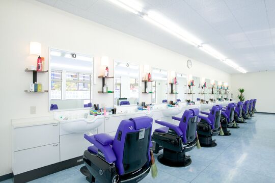 【男川】≪社会保険完備・寮完備≫面倒見の良いスタッフが多く、優しくレッスンを教えてくれます。入客数も多く、どんどん経験を積めて最短デビューが可能！給与体制も抜群！「理容cut-A 東岡崎（リヨウカットエーヒガシオカザキ）」から理容師（見習い・中習・技術者）の求人★☆