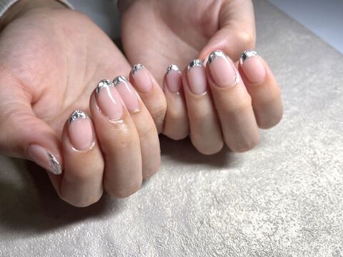 【元町】≪外部講師による営業時間内の研修！≫≪社会保険完備≫≪保育園併設≫≪早番18:30退勤≫≪正社員は月10日or月8日休み選択可≫読者モデルさんも多数来店をされるトータルビューティーサロン！沢山のリピーターを生み読者モデルさんや著名人の方が通うオシャレサロン「Silk de River（シルクドリバー）」からネイリスト（ネイル）の求人☆☆