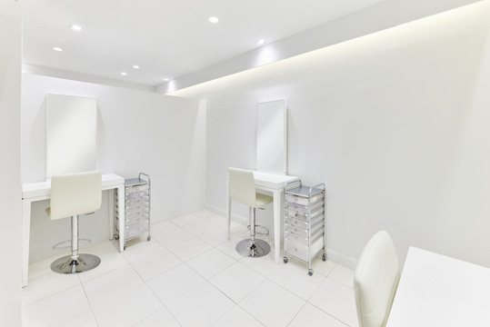 【有楽町】≪充実の研修制度・新卒歓迎≫≪社会保険完備・ボーナス年2回・待遇面も充実！≫長年のノウハウを活かした充実の研修制度を用意しています！大手ピアスグループが運営する″BIEWS（ビューズ）″よりアイブロウリストの求人です☆☆