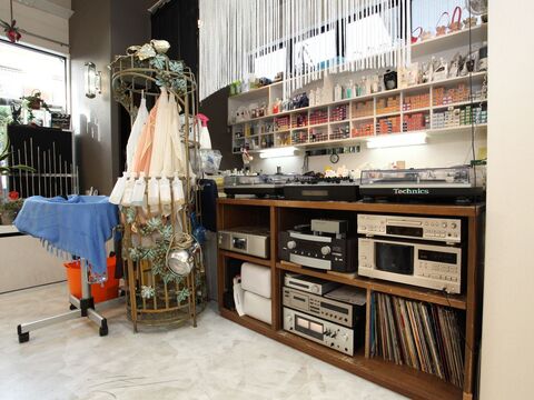 【川西能勢口】社会保険完備！週休2日も選択OK♪資格手当など、頑張りもきちんと評価！水からこだわるヘアケア重視のサロンです☆もちろんデザインや撮影、メイクと幅広く学んでいけますよ！アシスタント（美容師）の求人☆★☆