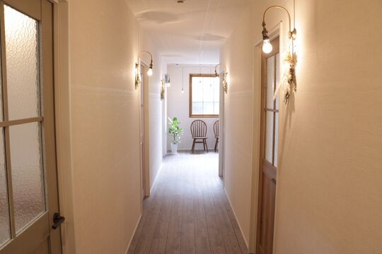 【京終】≪時短勤務もOK！≫≪完全個室≫≪完全週休2日制＆社会保険完備≫≪頭皮ケアや髪質改善に注力≫スタイリストオンリーサロン！営業時間18時まで＆平均退社は17時で16時退勤も可能！完全個室の高単価サロンでお客様とじっくり関わっていくことができます！「atelier RICO（アトリエリコ）」からスタイリスト（美容師）の求人☆☆