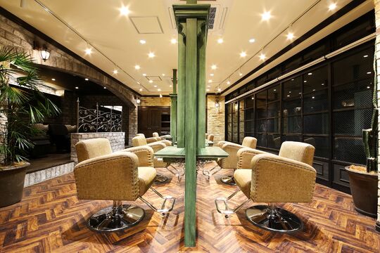 【新宿】最大月60万円保障あり！正社員と業務委託の働き方を選択でき、希望に合った働き方が可能です！インボイス会社負担など手厚い福利厚生も魅力の「Monan 新宿（モナンシンジュク）」からスタイリスト（美容師）の求人★☆