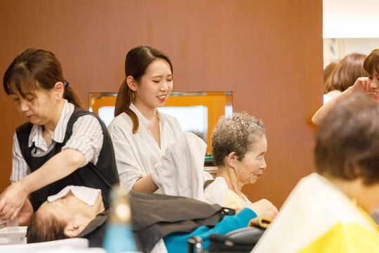 【橋本】≪社会保険完備≫≪社員寮アリ≫≪未経験・通信生・新卒生OK≫幅広い世代のスタッフさん達が活躍中！！店舗展開し安心してお仕事できる環境の「KOUNOIKE のかた店（コウノイケノカタテン）」からアシスタント（美容師）の求人☆★